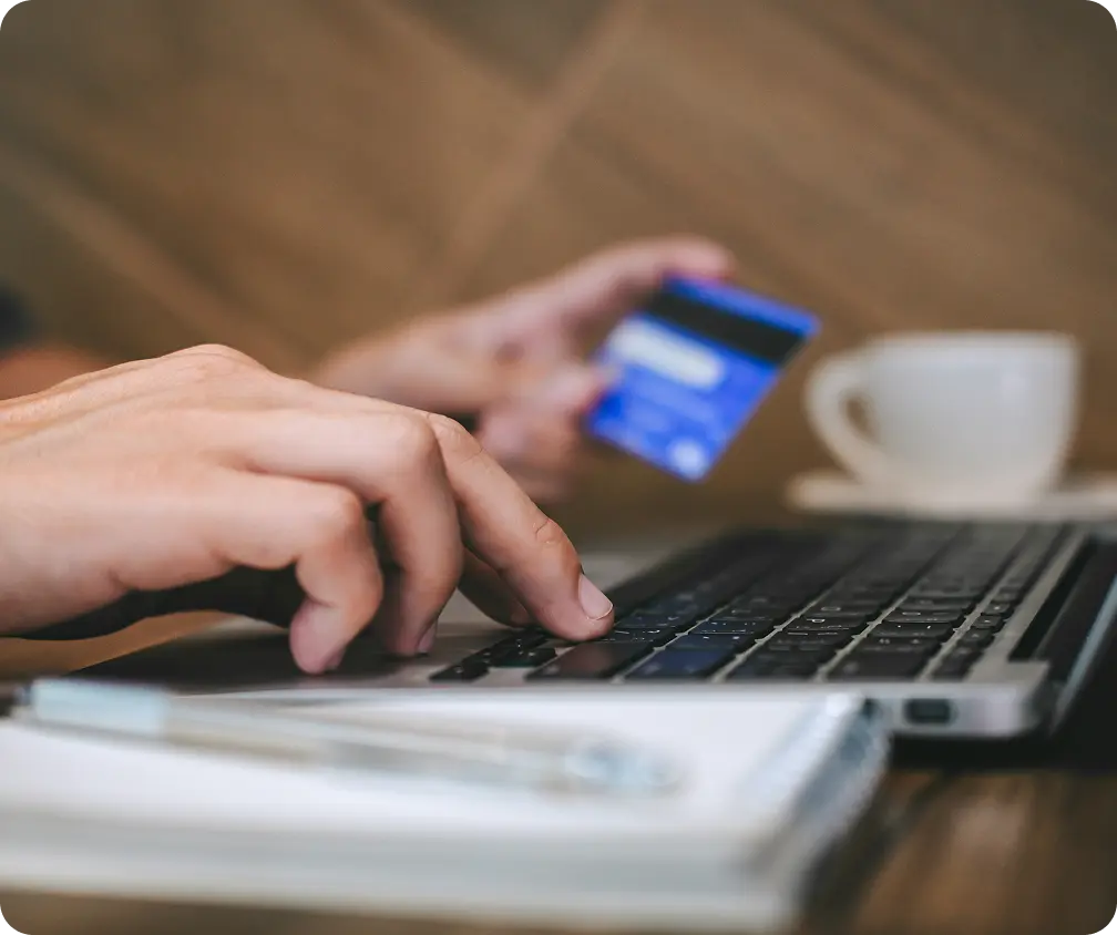 persona pagando con tarjeta