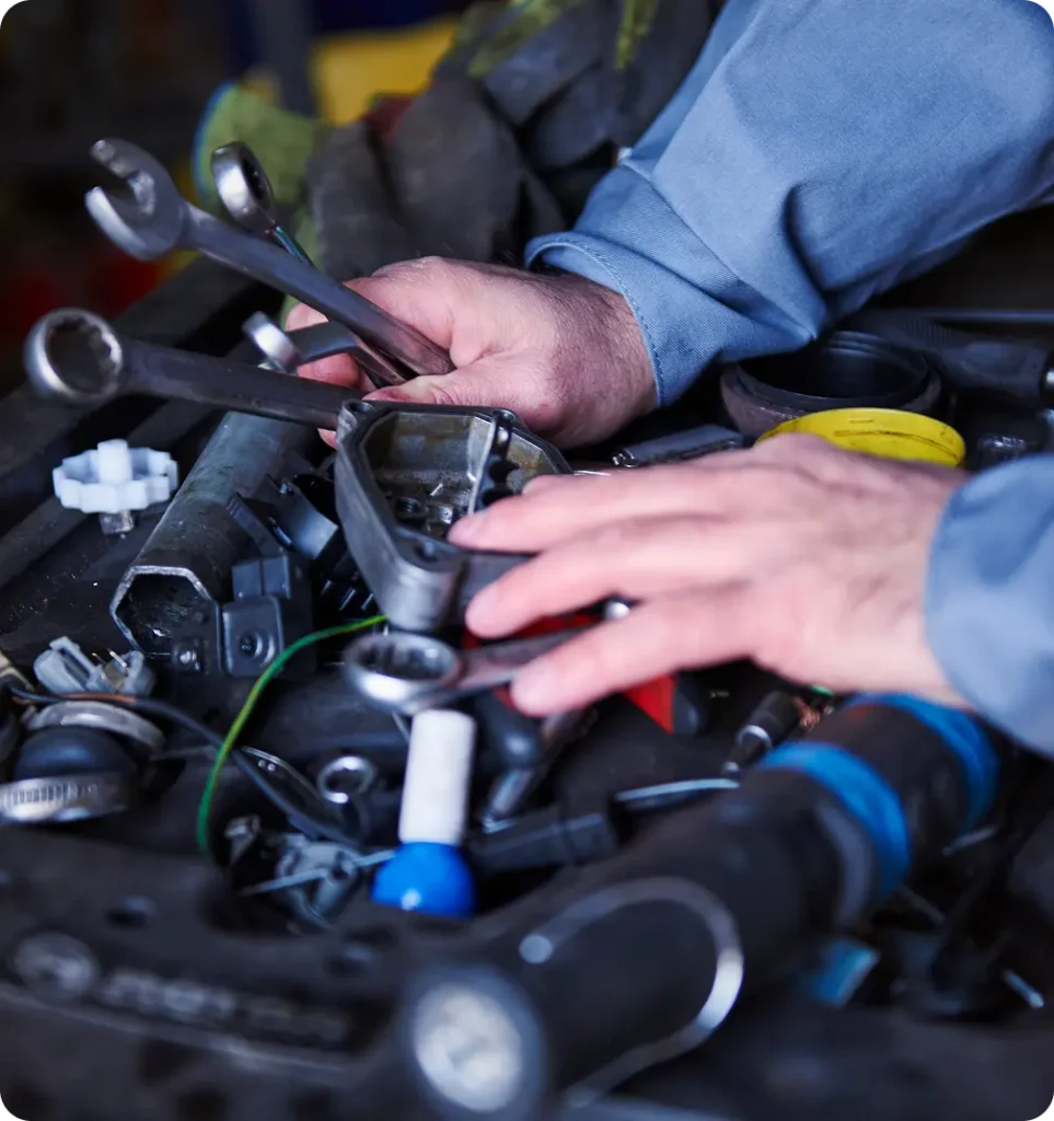 manos con herramientas